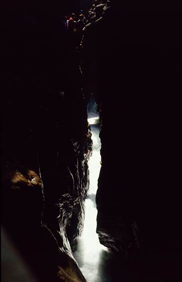 Ein Bild, das Natur, Wasserfall, Wasser, Höhle enthält.

Automatisch generierte Beschreibung