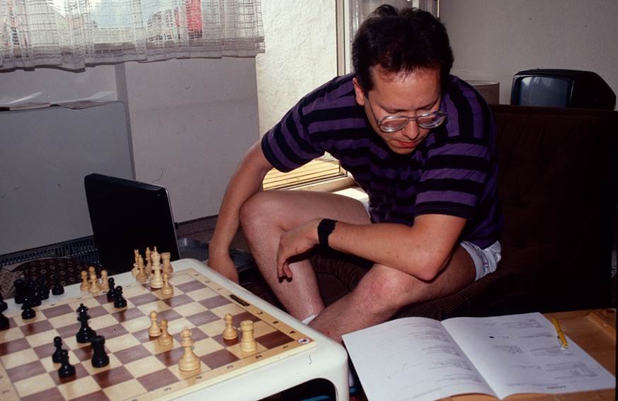 Ein Bild, das Person, Hallensportarten, Brettspiel, Schach enthält.

Automatisch generierte Beschreibung